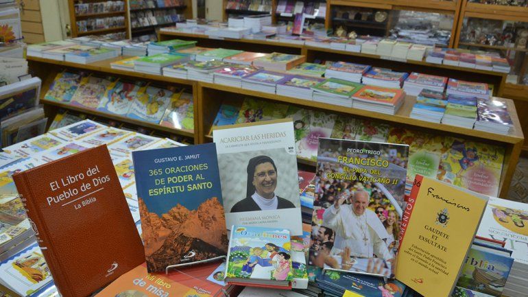 Los de autoayuda ganan lugar entre los libros religiosos