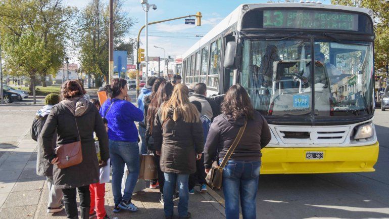 Autobuses Neuquén bajó varias frecuencias en los ramales hacia el Oeste y los pasajeros lo sufren