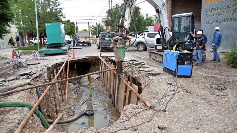 El asfalto se rompió por un tapón que colpasó una cloaca en la zona del Bajo.