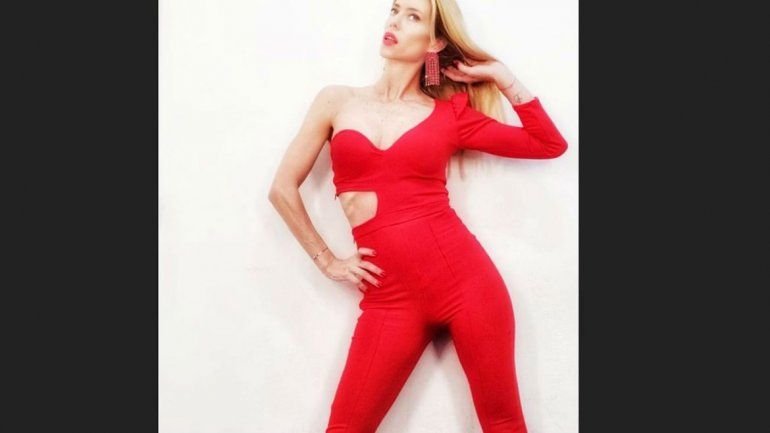 Nicole se vistió de rojo furioso y metió la cola