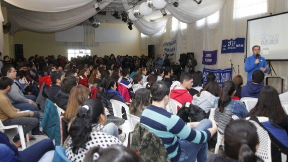 gutierrez hace un guino a los jovenes:  militen en politica