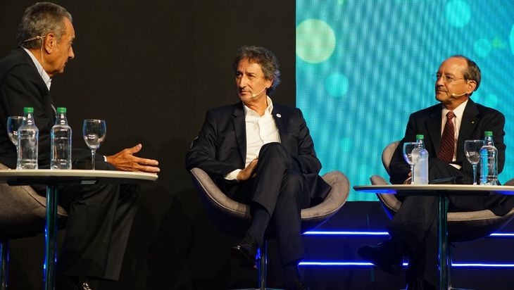 Javier Rielo de TotalEnergies y Sean Rooney de Shell Argentina en la charla con Ernesto López Anadón, presidente del IAPG.