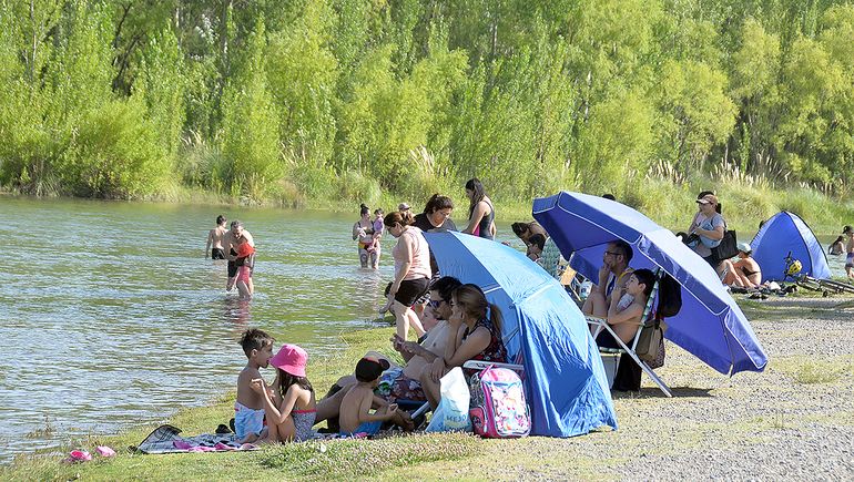 La Muni ofrece clases de natación gratis en el río Limay