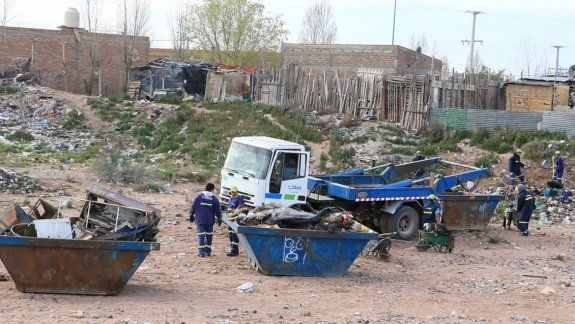 Las cuadrillas de operarios trabajaban en el cañadón del barrio Z1.