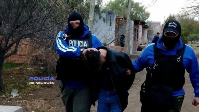 El grupo de Recaptura al momento de detener al violador condenado.