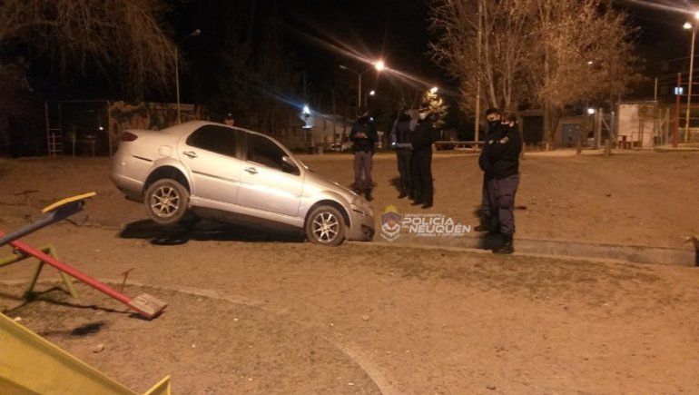 Borracho cayó con su auto a un desagüe en el Oeste