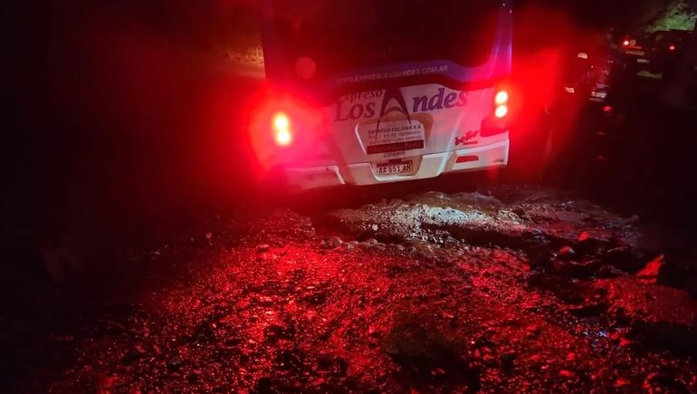 A causa del estado en que quedaron los caminos por la lluvia, también hubo que asistir a un colectivo que había quedado encajado en el barro. (Foto: Gentileza RSM) A causa del estado en que quedaron los caminos por la lluvia, también hubo que asistir a un colectivo que había quedado encajado en el barro. (Foto: Gentileza RSM)