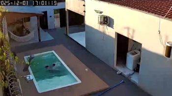 Los dos nenes quedaron atrapados bajo el agua y hasta se abrazaron mientras no podían salir por sus propios medios. Los dos nenes quedaron atrapados bajo el agua y hasta se abrazaron mientras no podían salir por sus propios medios.