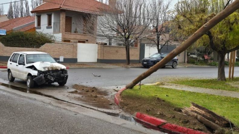 Un adolescente intentó evitar un choque y terminó contra un poste | LM Neuquen Un adolescente intentó evitar un choque y terminó contra un poste