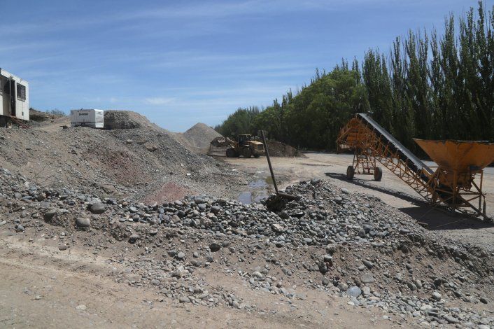 Usan la banquina como cantera para ampliar la ruta a Vaca Muerta