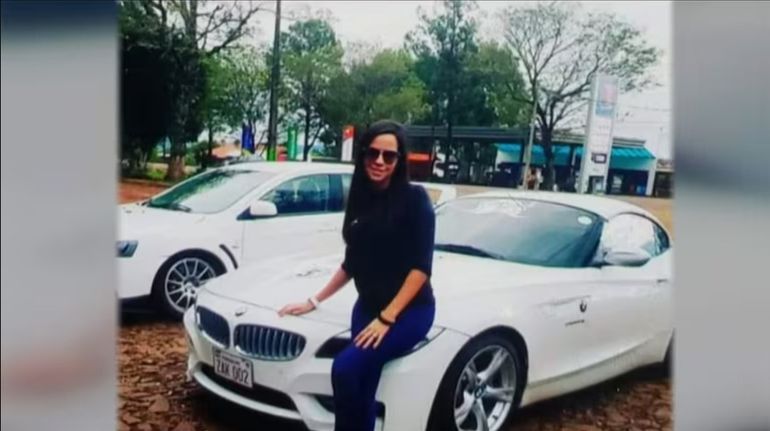 En las redes Viviana Saez se muestra con autos de lujo o carteras Gucci: "No envidies mi progreso si no conoces mi sacrificio", es su lema en Facebook. En las redes Viviana Saez se muestra con autos de lujo o carteras Gucci: "No envidies mi progreso si no conoces mi sacrificio", es su lema en Facebook. 