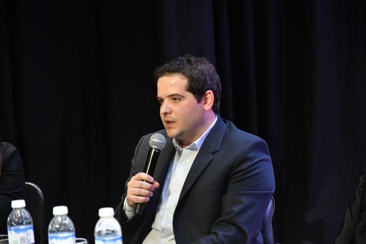 Gonzalo De la Sierra señaló que Argentina tiene 21 veces más juicios que Chile y pidió medidas para contener la litigiosidad. Gonzalo De la Sierra señaló que Argentina tiene 21 veces más juicios que Chile y pidió medidas para contener la litigiosidad.