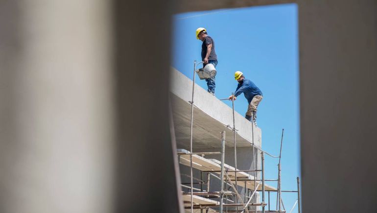La obra de un edificio de ocho pisos arruinó una casa de Cipolletti.