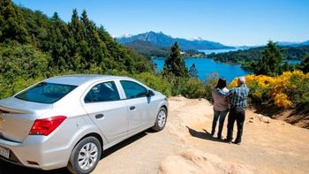 Un auto de alquiler listo para salir a la ruta durante la temporada alta de vacaciones. Un auto de alquiler listo para salir a la ruta durante la temporada alta de vacaciones.