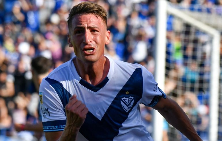 Vélez ganó un partido de campeonato, dejó lejos a Racing y sigue arriba