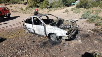 Esquel: el Renault Megane destruido por el incendio en la Curva de los Guanacos. Esquel: el Renault Megane destruido por el incendio en la Curva de los Guanacos.