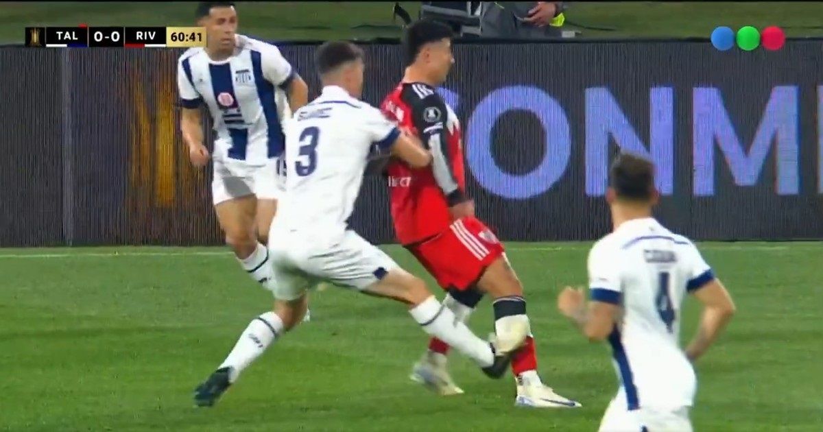 El temerario planchazo de Lucas Suárez por el que vio la roja contra River