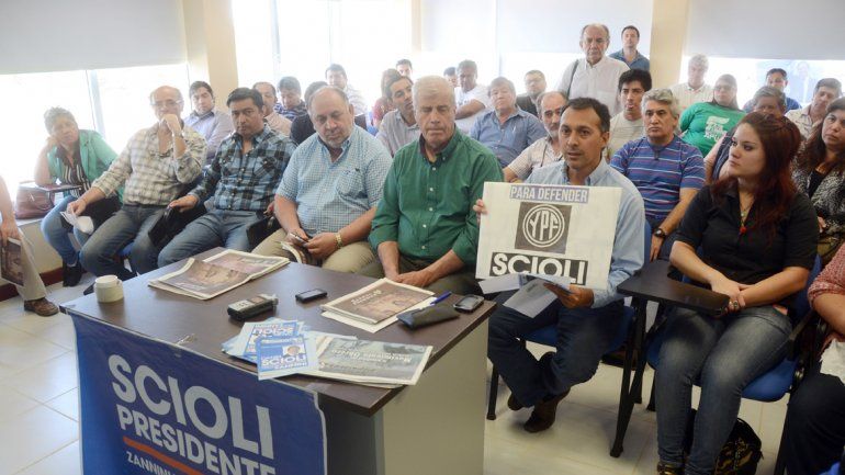 Los representantes de 27 gremios respaldaron al candidato del FpV.