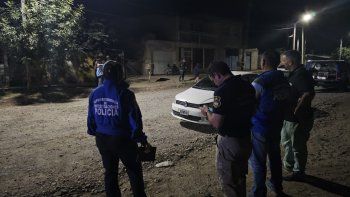 Policías del Departamento de Seguridad Personal trabajan en la escena del crimen en las primeras horas de este martes. Policías del Departamento de Seguridad Personal trabajan en la escena del crimen en las primeras horas de este martes.