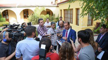 El gobernador Gutiérrez hizo ayer el anuncio en Casa de Gobierno junto al presidente de YPF, Miguel Gutiérrez.