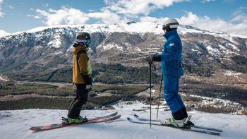 El centro de Ski está ubicado a pocos minutos de San Martín de los Andes y Villa la Angostura por la Ruta 7 Lagos. El centro de Ski está ubicado a pocos minutos de San Martín de los Andes y Villa la Angostura por la Ruta 7 Lagos.