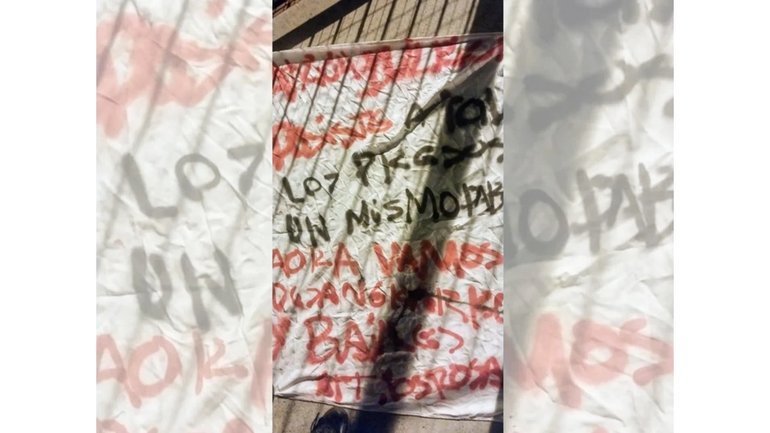 La tela con la amenaza a Patricia Bullrich, que se colgó en el puente en Rosario. La tela con la amenaza a Patricia Bullrich, que se colgó en el puente en Rosario.