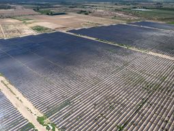 Genneia inauguró su nuevo parque solar en Mendoza, sumando 180 MW para abastecer a grandes industrias vía MATER. Genneia inauguró su nuevo parque solar en Mendoza, sumando 180 MW para abastecer a grandes industrias vía MATER.