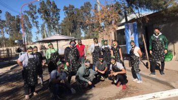 san sebastian solidario: regalaron 1500 porciones de pollo san sebastian solidario: regalaron 1500 porciones de pollo