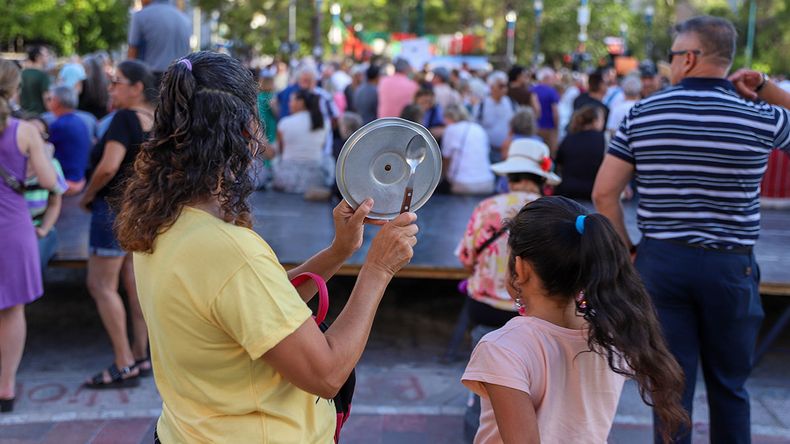 Los vecinos de Neuquén se concentraron frente al municipio para reclamar. | LM Neuquen Los vecinos de Neuquén se concentraron frente al municipio para reclamar.