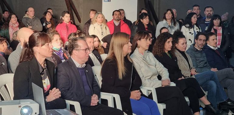 Funcionarios, durante el presentación de la línea crediticia, en Plottier. Funcionarios, durante el presentación de la línea crediticia, en Plottier.