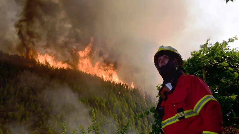 Las bomberos combaten el fuego desde el sábado. El incendio causó decenas de muertos y heridos y enormes daños materiales.