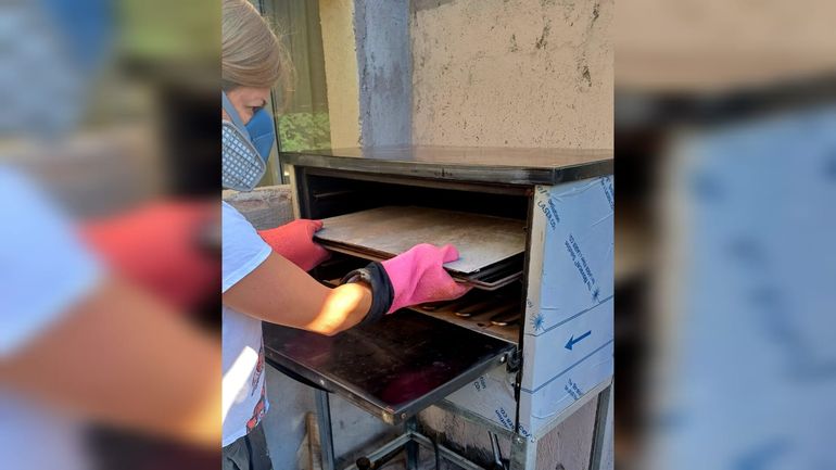 De la casa a un galpón, recupera plástico para hacer muebles