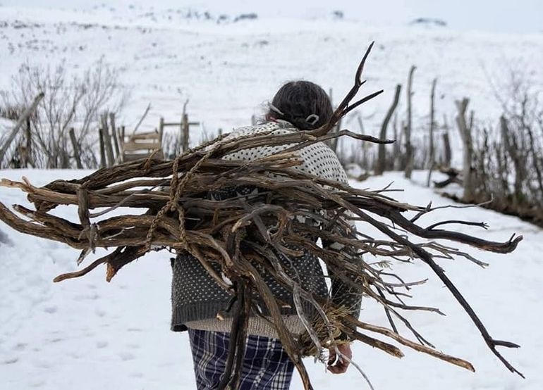 Marcelina con la carga a acuestas. Así vive la campesina de Varvarco. Marcelina con la carga a acuestas. Así vive la campesina de Varvarco.
