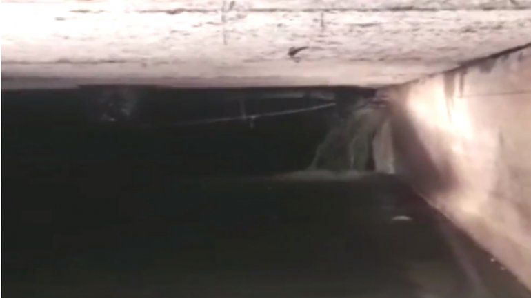 El municipio encontró una descarga cloacal en un canal y le pidió explicaciones al EPAS