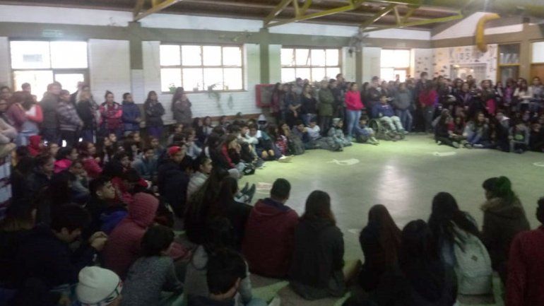 Otra escuela sin bancos ni sillas: reclamaron con una sentada en el CPEM 40