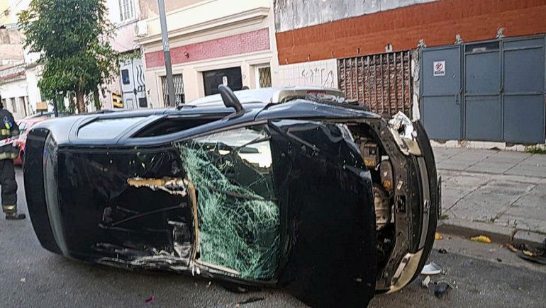 Una descontrolada chocó, volcó y mordió a policías