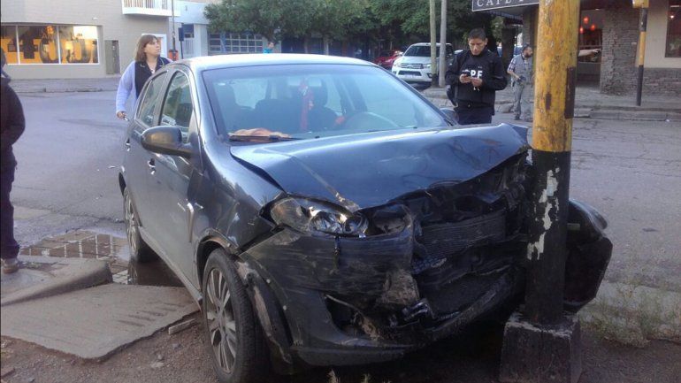 Fuerte choque entre dos autos: uno cruzó en rojo y casi terminan a las piñas