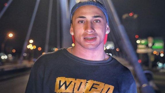 ¿Yao Cabrera chocó y destrozó un lujoso Camaro?
