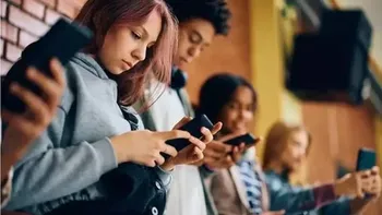La falta de espacios de encuentro y comunicación presencial, dificulta la construcción de vínculos cercanos para los adolescentes en la actualidad. La falta de espacios de encuentro y comunicación presencial, dificulta la construcción de vínculos cercanos para los adolescentes en la actualidad.