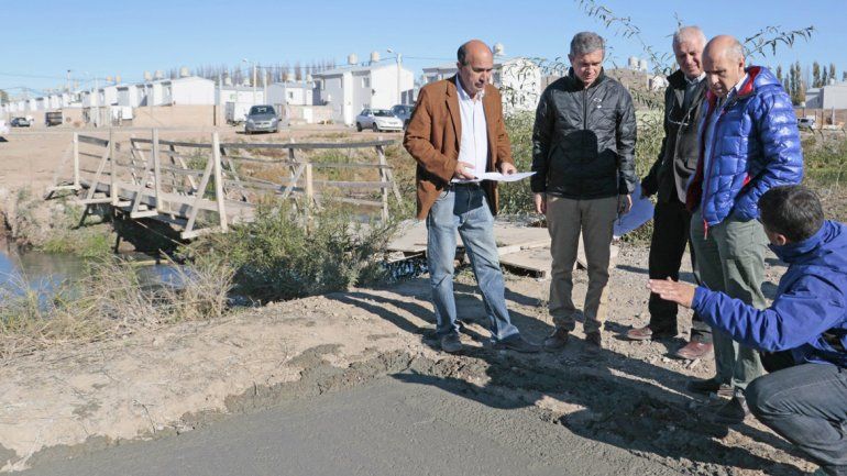 Bermúdez y Monzani estuvieron en el sitio donde irá el puente nuevo.