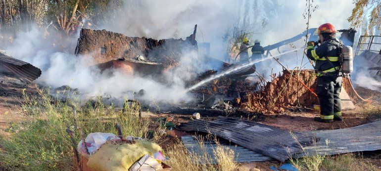 Los bomberos de Centenario tardaron dos horas en enfriar la casa de barro, ya destruida en Nueva España.