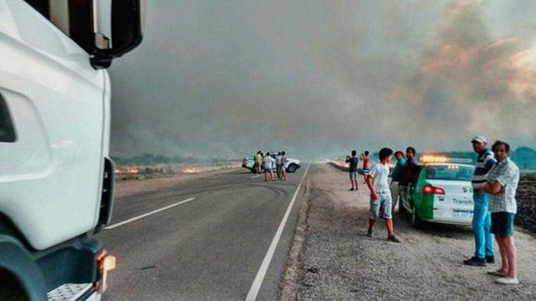 Dos muertos al chocar un auto y un camión en la Ruta 22