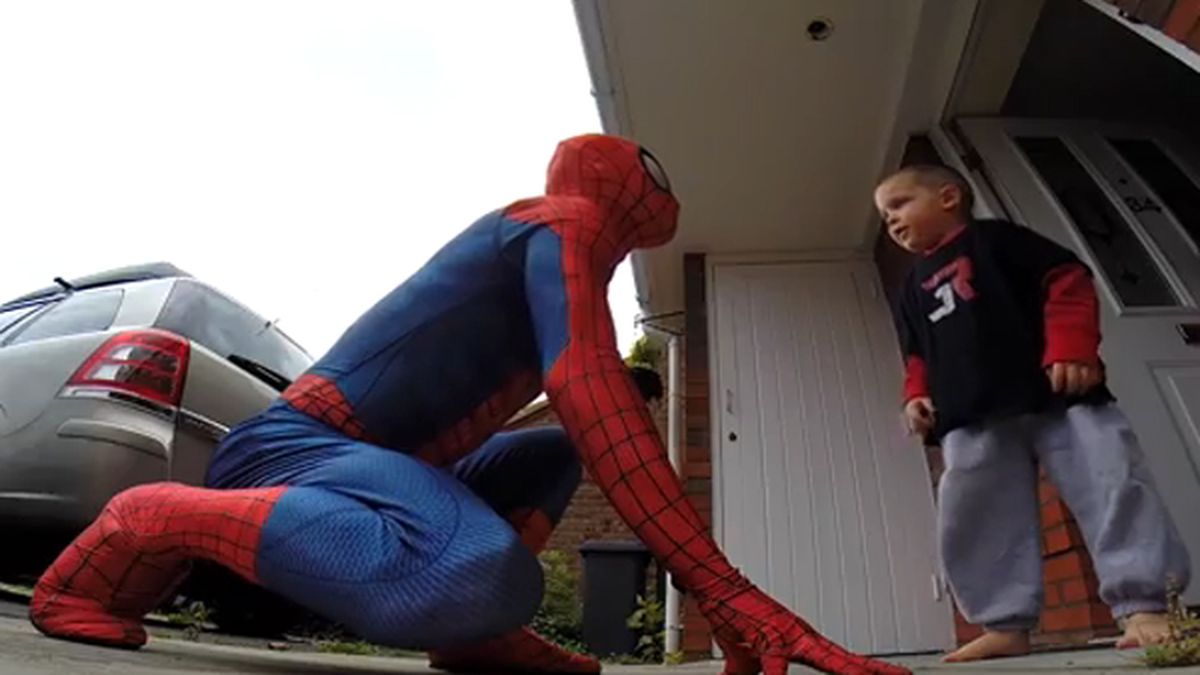 El Padre Araña le da el mejor regalo a su hijo con cáncer