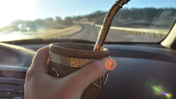 Un fatal accidente reaviva la polémica sobre tomar mate mientras se conduce. Un fatal accidente reaviva la polémica sobre tomar mate mientras se conduce.