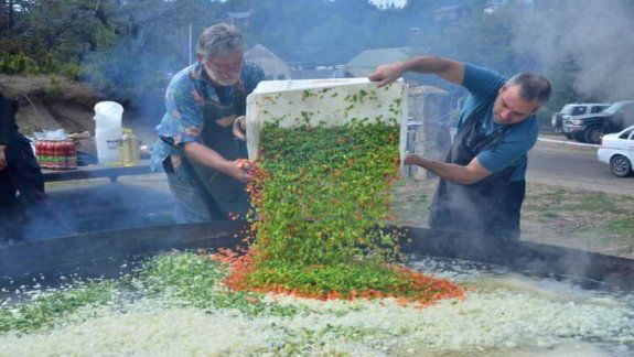 Villa Pehuenia se prepara para ofrecer su paella gigante
