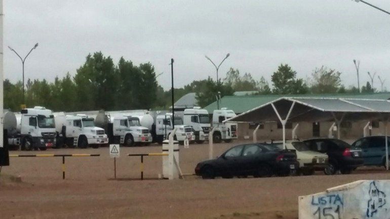 Camiones petroleros varados en la refinería de Plaza Huincul en reclamo del pago a tiempo de sueldos.