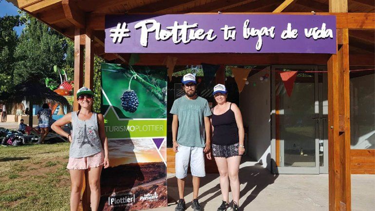 Dan información a los turistas en el parque acuático
