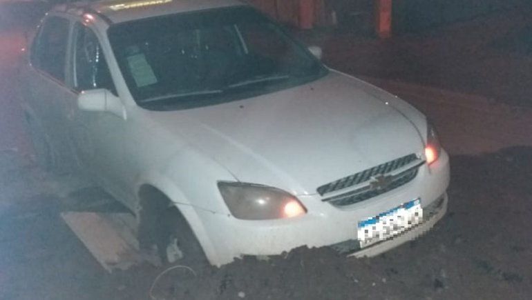 Centenario: no señalaron una obra y un taxi se clavó en la zanja
