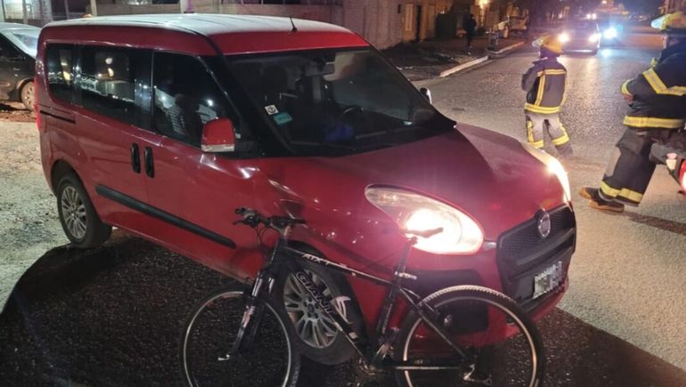 Joven ciclista terminó en el hospital tras chocar contra una camioneta