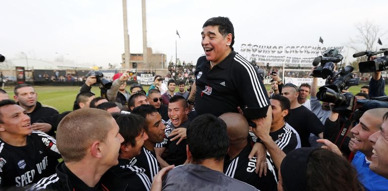 Diego Maradona, alzado por los jugadores de Riestra. Diego Maradona, alzado por los jugadores de Riestra.